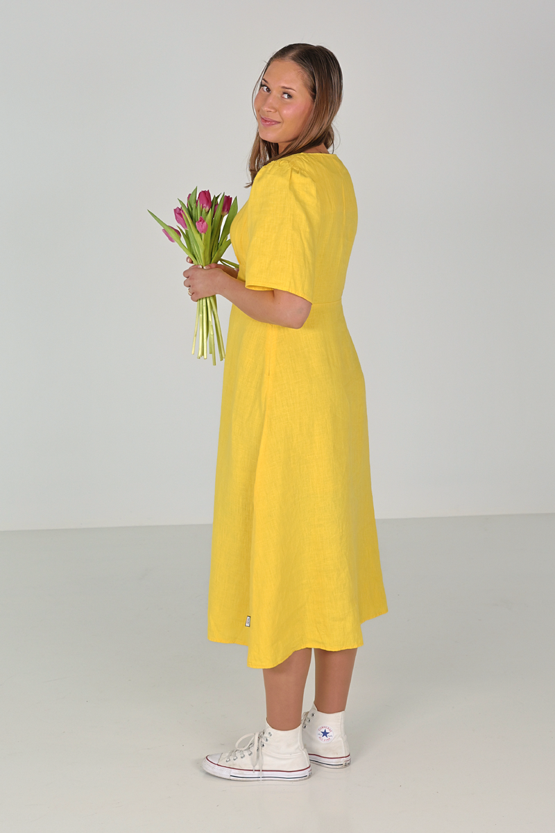 Lorri linendress in yellow